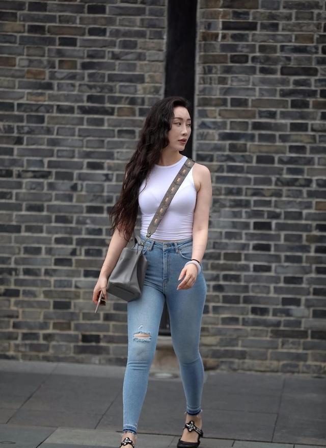 时尚简洁的瑜伽裤拉长身材比例更显质感kaiyun体育官方网站(图5)