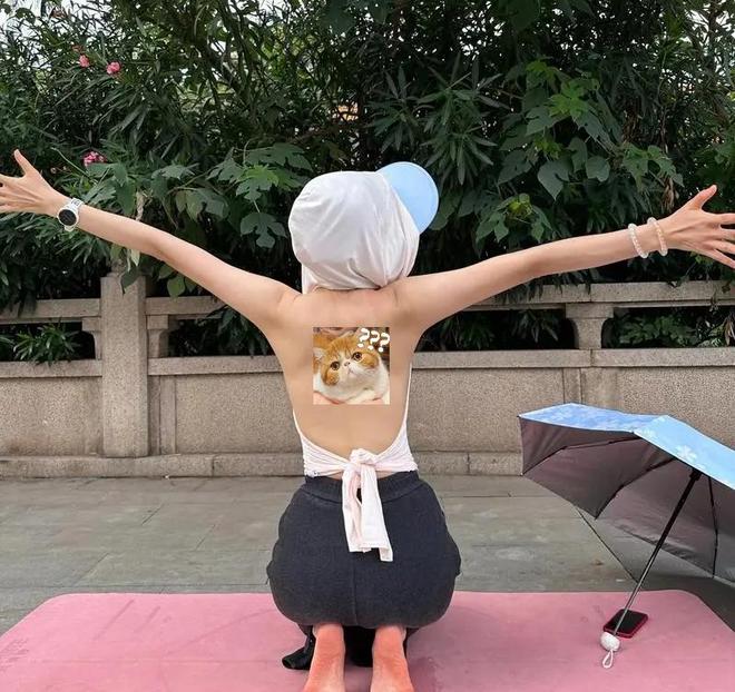 kaiyun官网上海晒背大妈太豪放不顾人来人往公园撩起衣服评论区吵翻(图5)