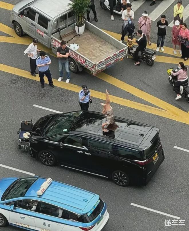 kaiyun中国官方网站深圳女子拦下香港土豪的埃尔法车顶倒立做瑜伽行为怪诞被拉走(图3)