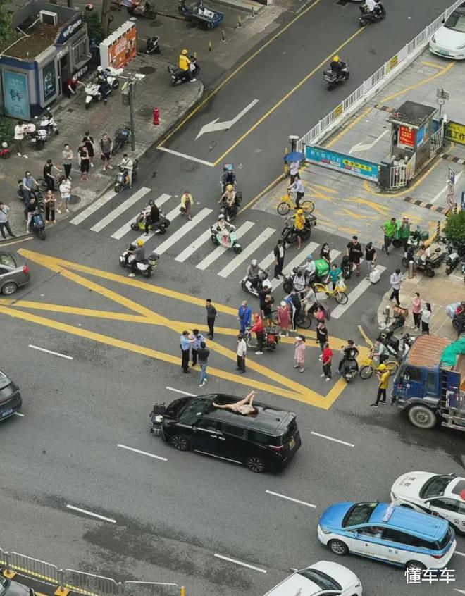 kaiyun中国官方网站深圳女子拦下香港土豪的埃尔法车顶倒立做瑜伽行为怪诞被拉走(图2)