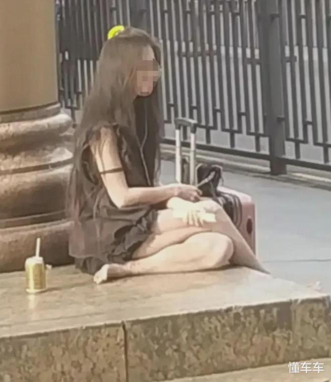 kaiyun中国官方网站深圳女子拦下香港土豪的埃尔法车顶倒立做瑜伽行为怪诞被拉走(图1)