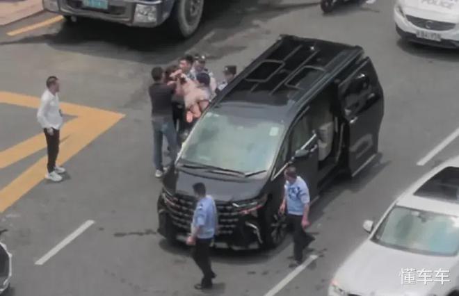 kaiyun中国官方网站深圳女子拦下香港土豪的埃尔法车顶倒立做瑜伽行为怪诞被拉走(图6)