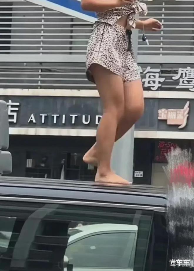 kaiyun中国官方网站深圳女子拦下香港土豪的埃尔法车顶倒立做瑜伽行为怪诞被拉走(图4)