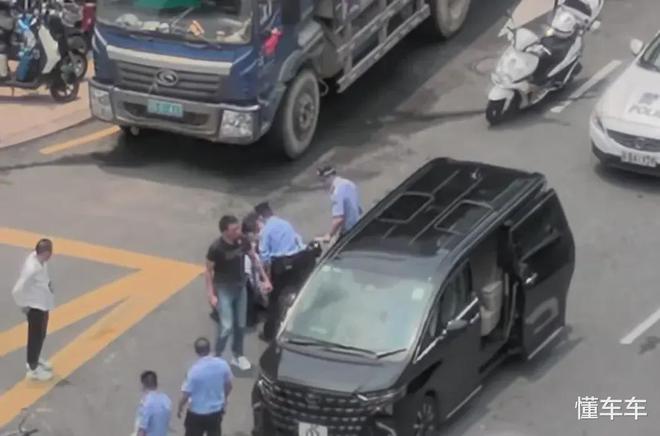 kaiyun中国官方网站深圳女子拦下香港土豪的埃尔法车顶倒立做瑜伽行为怪诞被拉走(图7)