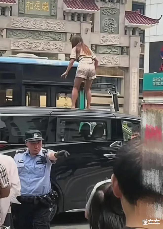 kaiyun中国官方网站深圳女子拦下香港土豪的埃尔法车顶倒立做瑜伽行为怪诞被拉走(图5)