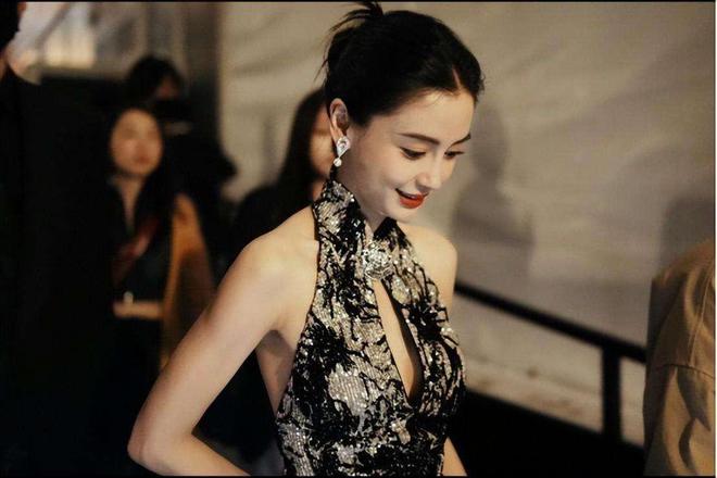 黄晓明官宣的女友叶珂瑜伽裤勾勒出完美身材浴袍难掩女人风韵(图6)