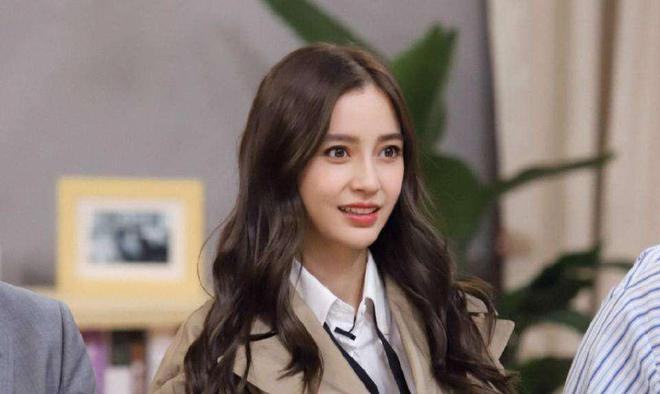 黄晓明官宣的女友叶珂瑜伽裤勾勒出完美身材浴袍难掩女人风韵(图7)