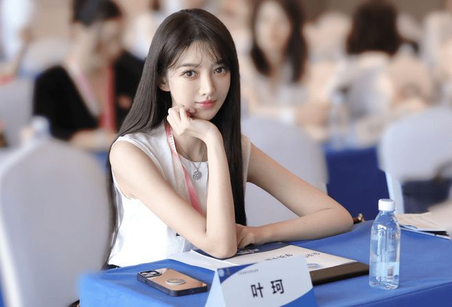 黄晓明官宣的女友叶珂瑜伽裤勾勒出完美身材浴袍难掩女人风韵(图15)