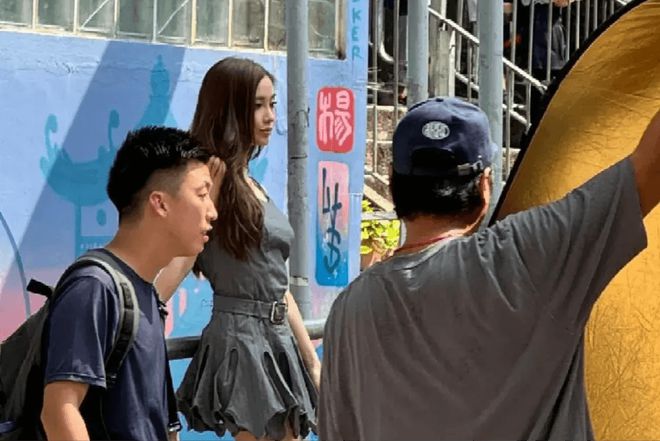黄晓明官宣的女友叶珂瑜伽裤勾勒出完美身材浴袍难掩女人风韵(图26)