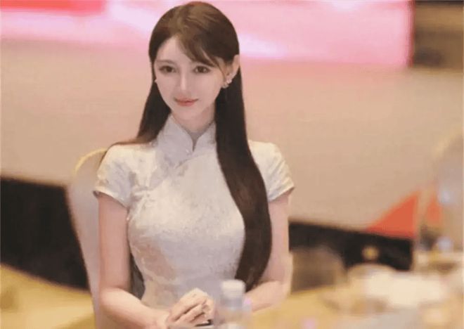 黄晓明官宣的女友叶珂瑜伽裤勾勒出完美身材浴袍难掩女人风韵(图25)
