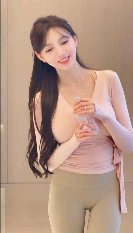 黄晓明官宣的女友叶珂瑜伽裤勾勒出完美身材浴袍难掩女人风韵(图24)