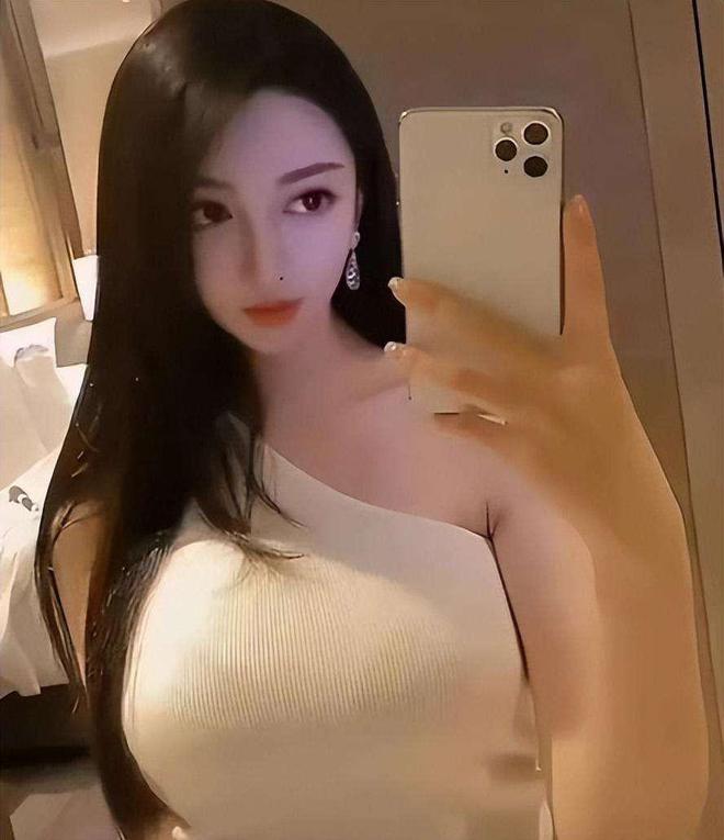 黄晓明官宣的女友叶珂瑜伽裤勾勒出完美身材浴袍难掩女人风韵(图28)